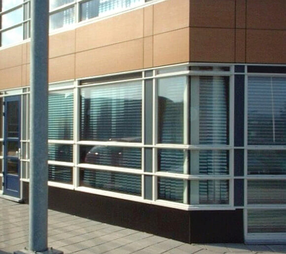 Bürogebäude von außen - Fenster mit Blickdichten Folienvorhängen