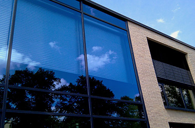 Große Fensterfront von außen mit Folienrollos von Multifilm