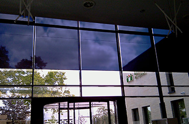 Große Fensterfront von innen mit Folienrollos von Multifilm