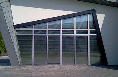 Große Fensterfront mit individuell angefertigten Folienrollos von Multifilm