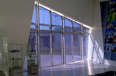 Große Fensterfront von innen mit individuell angefertigten Folienrollos von Multifilm