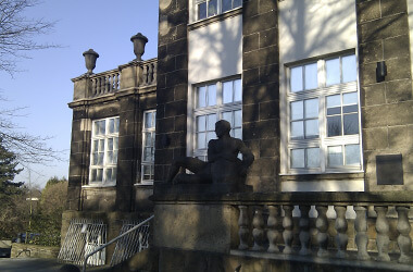 Altes Gebäude mit Beschattung von Multifilm