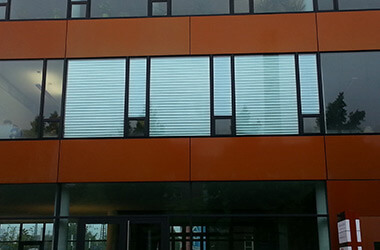 Bürogebäude außen mit Folienrollos von Multifilm