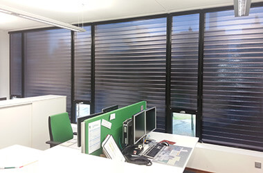 Büro mit Folienrollos von Multifilm