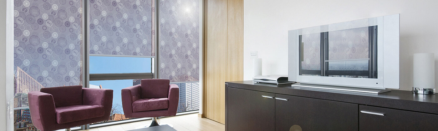 Fensterfront beschattet mit Stoff-Rollos