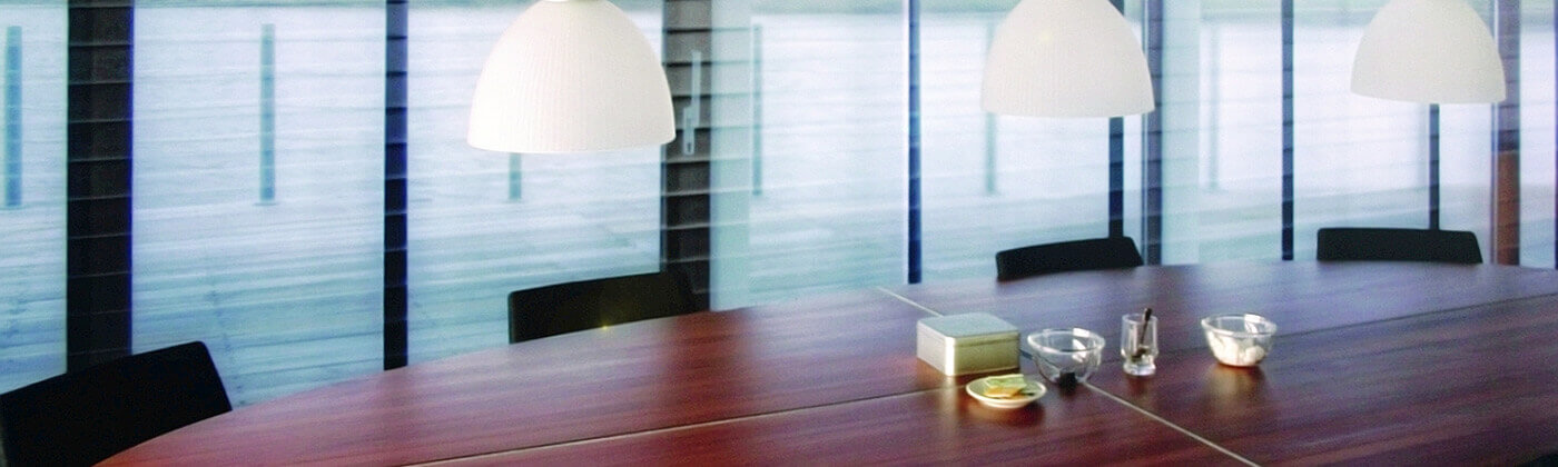 Besprechungsraum mit beschatteter Fensterfront