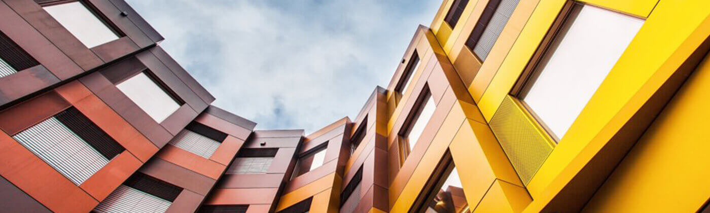 Bunte Häuserfront mit beschatteten Fenstern