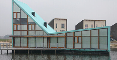 Haus mit unterschiedlichen Fensterflächen - rechteckig und dreieckig - mit Fläachenvorhängen von Multifilm