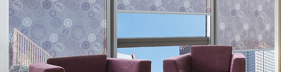 Fensterfront beschattet mit Stoff-Rollos