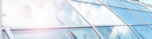 Große Fensterfläche beschattet durch Folien-Rollos von Multifilm